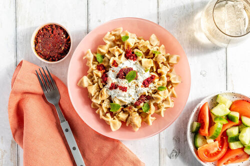 Schnelle Manti mit Za’atar-Öl serviert mit Joghurt und Tomaten-Gurken-Salat