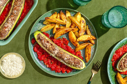 Gefüllte Zucchini mit Bio-Rinderhack in Tomatensugo mit Ofenkartoffeln