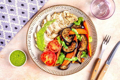 Hähnchenbrustfilet und Gemüse Low Carb mit Basilikum-Cashew-Creme