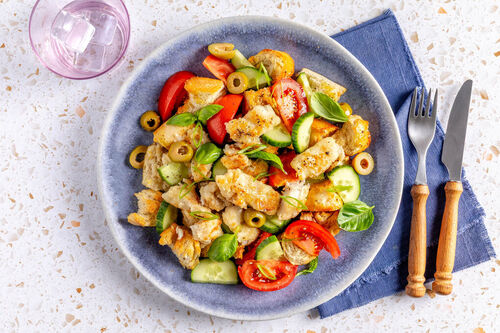 Alaska-Seelachs Panzanella-Style mit Basilikum und Tomate