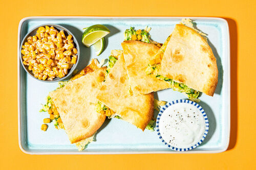 Tex-Mex-Quesadillas mit Zucchini und Mais verfeinert mit cremigem Limettenjoghurt