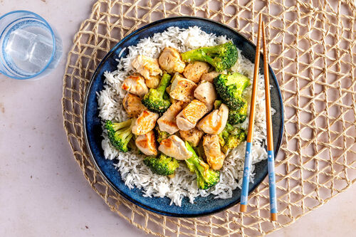 Hähnchen in Miso-Glasur mit Brokkoli auf lockerem Basmatireis