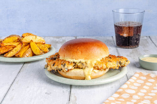Herzhafter Hähnchenburger mit Ofenkartoffeln und Dip