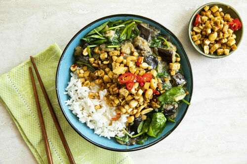 Auberginen Szechuan-Art mit Erdnüssen in würziger Sauce mit gebratenem Tofu