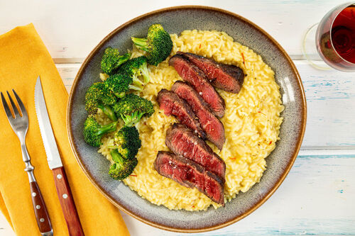 „Planted“-Steak mit Safranrisotto und geröstetem Brokkoli