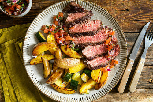Veganes Steak mit Tomaten-Basilikum-Salsa dazu gebackene Kartoffeln und Zucchini