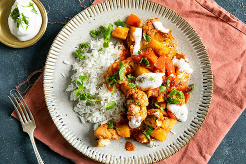 Blumenkohl und Kartoffeln „Aloo Gobhi“ vegan mit Kokosjoghurt und Reis
