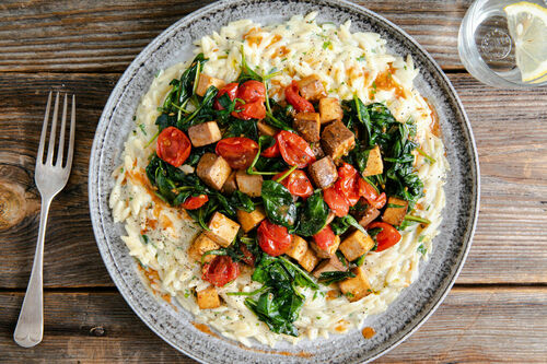 Risoni-Risotto mit Räuchertofu & Trüffelöl vegan mit Sojasahne und Spinat