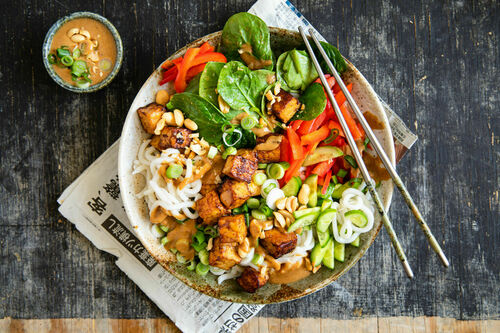Knusper-Tempeh auf Udon-Nudeln mit Gemüse und Erdnusssauce