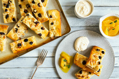 Warme Cranberry-Dattel-Focaccia mit Orangensirup und Mandelcreme