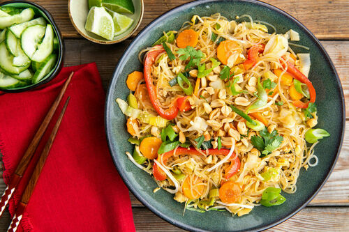 Thai-Nudelpfanne mit Erdnuss und Ei mit würziger Tamarindensauce