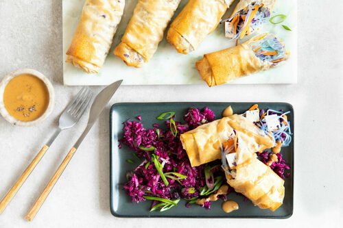 Knusperrollen mit Tofu und Glasnudeln dazu Erdnussdip und Rotkohlsalat