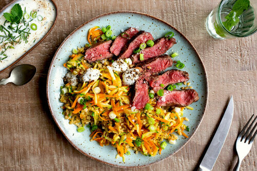 Veggie-Steak zart gegart auf Bulgur mit Gemüse und frischem Joghurt-Minze-Dip