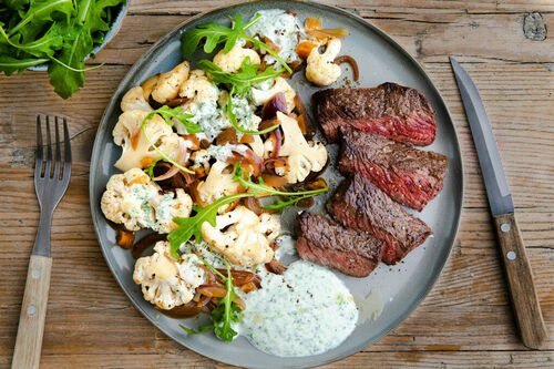 Rindersteak auf Blumenkohl mit Aprikose dazu Rucola und Joghurtdip
