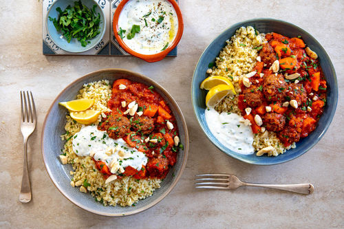 Fleischbällchen marokkanische Art in Tomatenragout, dazu Bulgur
