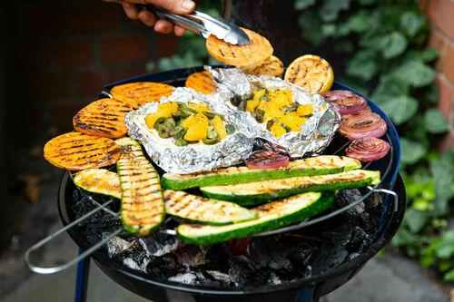 Feta-Orangen-Päckchen vom Grill dazu gemischtes Gemüse