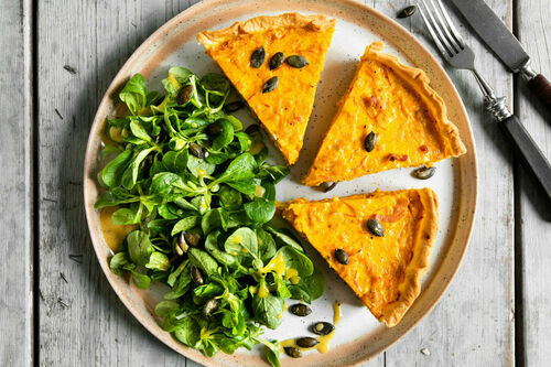 Kürbisquiche mit Speck dazu Feldsalat mit Kürbiskernen und Senf