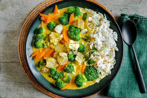 Asiatische Fischsuppe mit Seelachs mit Curry und Brokkoli, dazu Basmatireis