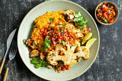 Blumenkohlsteak mexicana mit Süßkartoffelpüree und Pico de gallo