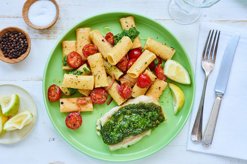Zartes Nilbarschfilet mit Petersilien-Pesto und Rigatoni