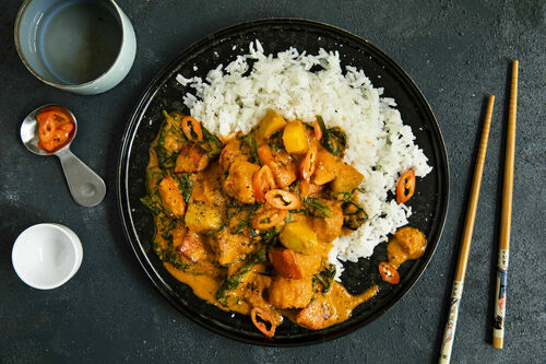 Japanisches Kürbis-Spinat-Curry mit Kokosmilch und Apfel, dazu Reis