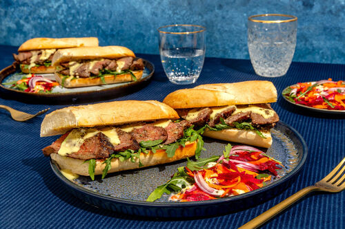Vegetarisches „Steak“-Sandwich mit Rucola, Käsesauce und Rote-Bete-Salat