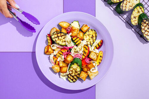 RS Gegrillter Zucchinisalat mit Nektarine mit zartem Mozzarella und knusprigen Croûtons
