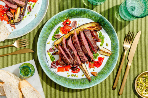 „Planted“-Steak mit Feta mit zweierlei Saucen und Pistazien