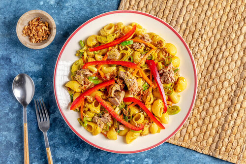 Schnelle Thunfisch-Curry-Pasta mit frischer Paprika und Röstzwiebeln
