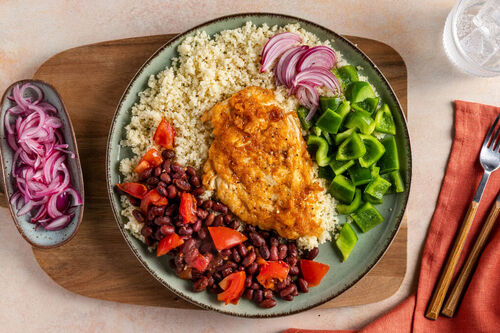 RS Veggieschnitzel mit schwarzen Bohnen dazu Couscous und grüne Paprika