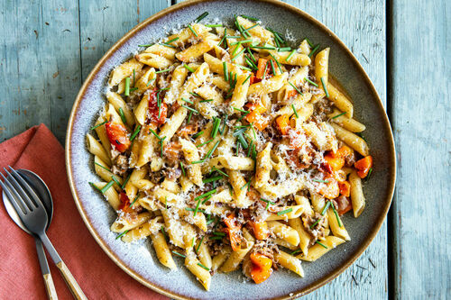 Pasta mit Bio-Rinderhack und Datteln fruchtig-fein mit Tomaten und Schnittlauch