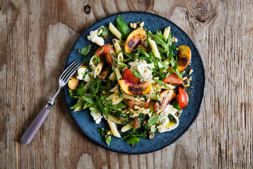 Mozzarella-Pasta-Salat mit Nektarine würzig-fein mit Kapern und Basilikum