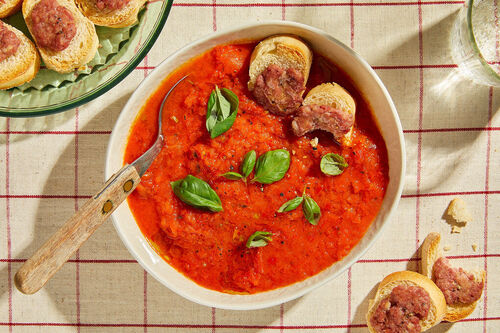 Tomaten-Paprika-Suppe mit Wurst-Crostini fein gewürzt mit Thymian und Basilikum