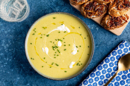 Cremige Kartoffel-Lauch-Suppe mit Zwiebel-Crostini