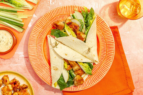 Schnelle Hoisin-Hähnchenwraps mit Birne, Salat und Gurke