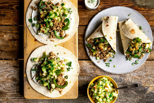 Wraps mit Schweinehack Tex-Mex-Style mit Paprika und Apfel-Gurken-Salsa