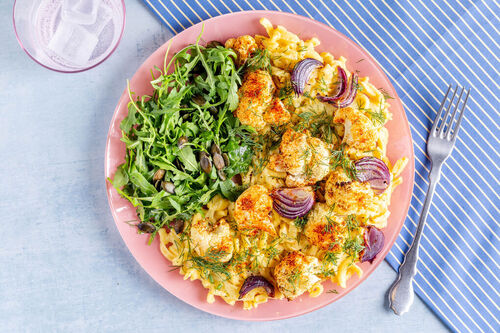 Zitronen-Dill-Spätzle mit Käse mit gebackenem Blumenkohl und Rucola