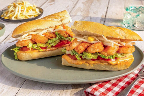Po’boy mit knusprigen Cajun-Garnelen mit Salat, Tomaten und Mais-Coleslaw
