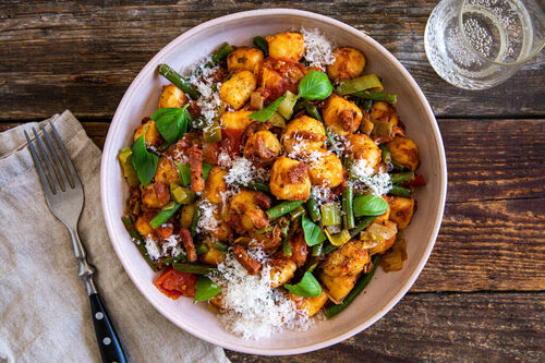 RS Gnocchi mit Speck und Bohnen in fruchtigem Tomaten-Oliven-Pesto