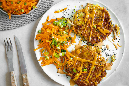 Okonomiyaki mit Weißkohl und Mayo-Sauce, dazu Karottensalat