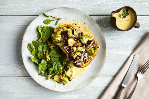 Kürbis mit Rosenkohl-Walnuss-Füllung mit cremiger Salbei-Kürbis-Sauce und Salat