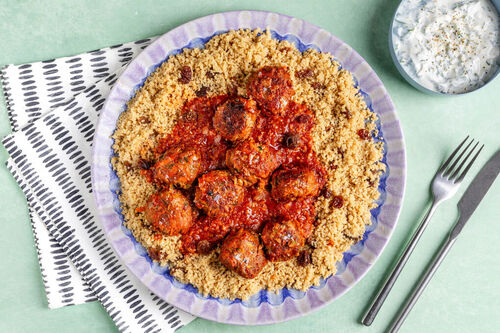 Bio-Hackbällchen mit verstecktem Gemüse auf Rosinen-Couscous mit Joghurtsauce