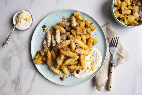 Special: Schupfnudeln mit Nuss-Bröseln dazu Orangencreme und Birnen