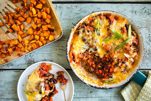 Hackfleisch-Bohnen-Pfanne mexicana mit Käse und rauchigen Süßkartoffeln