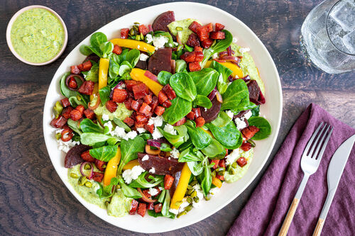Vegetarischer „Chorizo“-Salat mit Feta, Feldsalat und Pistaziendressing