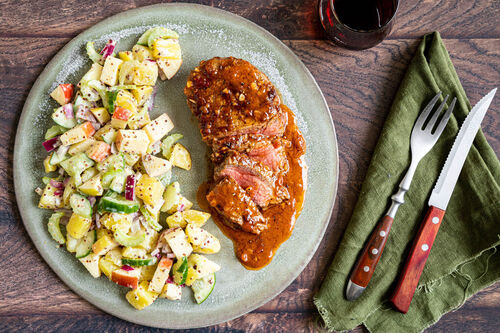 Veganes „Steak“ mit Knoblauchsauce an buntem Kartoffelsalat mit Apfel