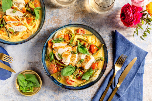 Indonesische Glasnudelsuppe mit Hähnchen mit grünen Bohnen und Kirschtomaten