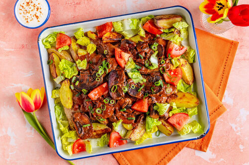 Vegetarischer Kapsalon mit Portobello-Gravy und Joghurtsauce