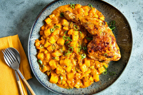 Hähnchenkeule mit Zwiebelmarmelade auf würzigem Chakalaka-Gemüse