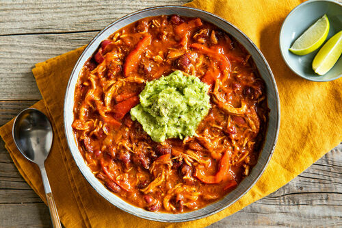 Low-Carb-Chili mit geräuchertem Huhn mit Kidneybohnen und Guacamole